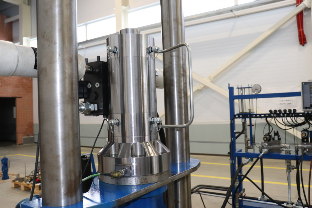 Hydraulic drives with hydrostatic guides for bench equipment