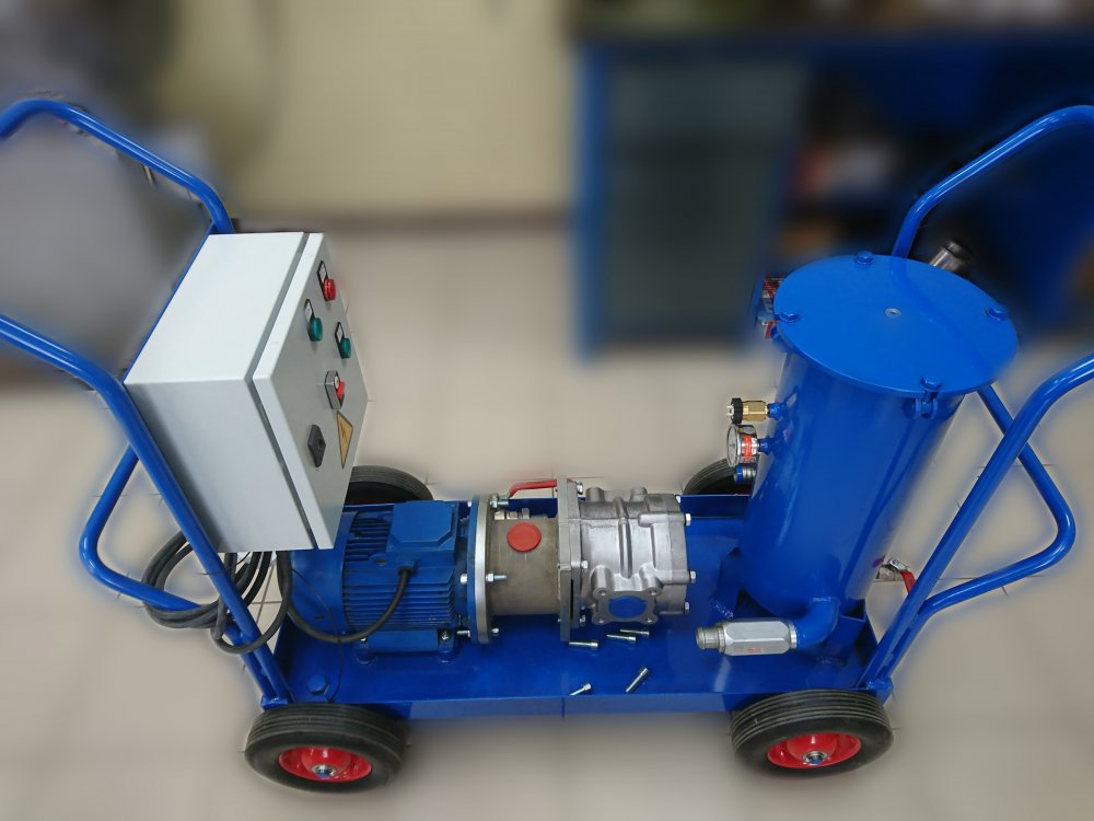 Mobile refueling unit for hydraulic systems