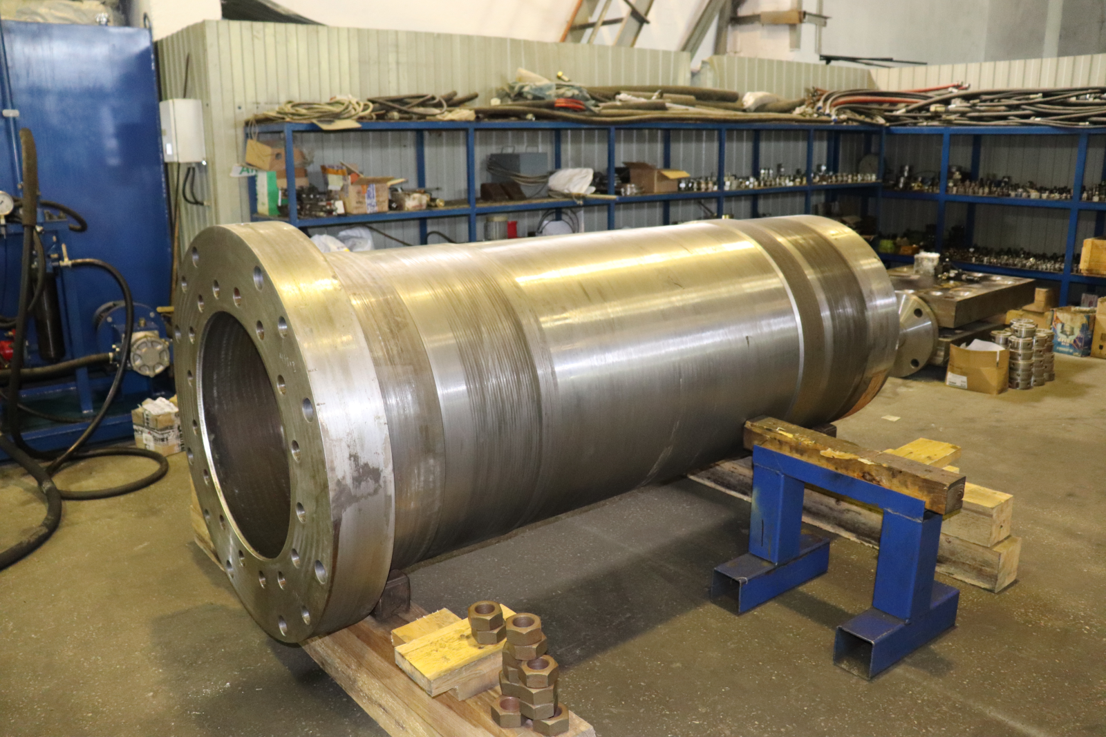 Pneumatic and hydraulic cylinders