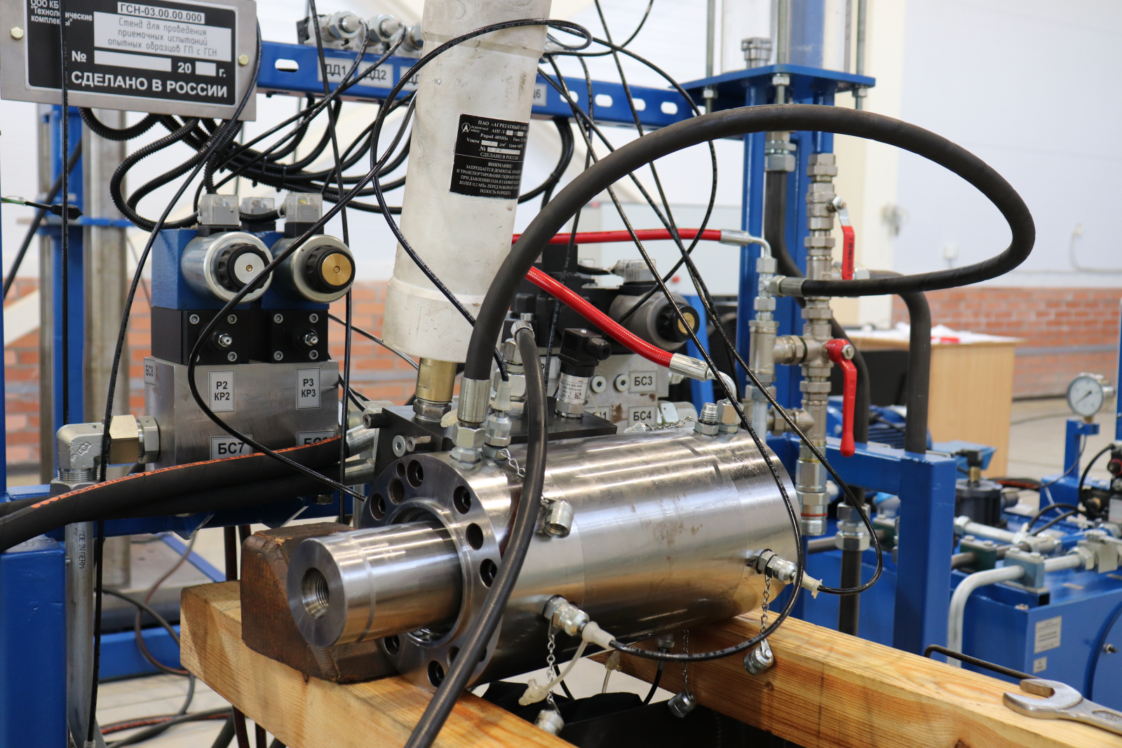 Hydraulic drives with hydrostatic guides for bench equipment