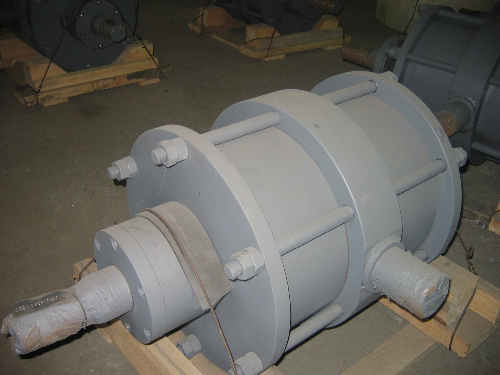 Pneumatic and hydraulic cylinders