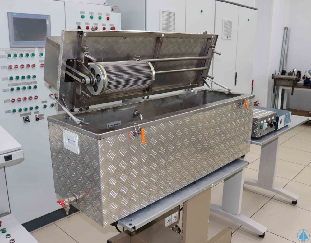 Ultrasonic cleaning stations