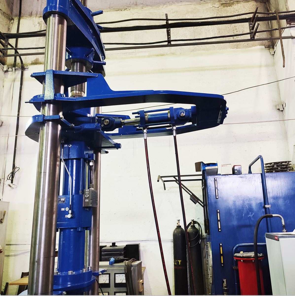 Hydraulic drives with hydrostatic guides for bench equipment