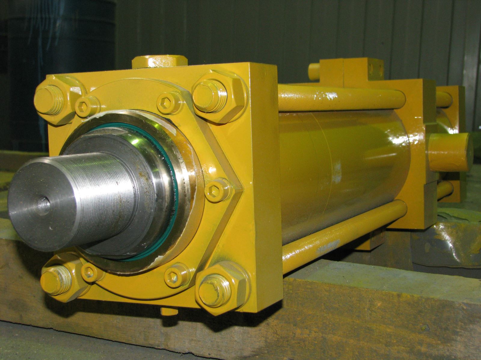 Pneumatic and hydraulic cylinders